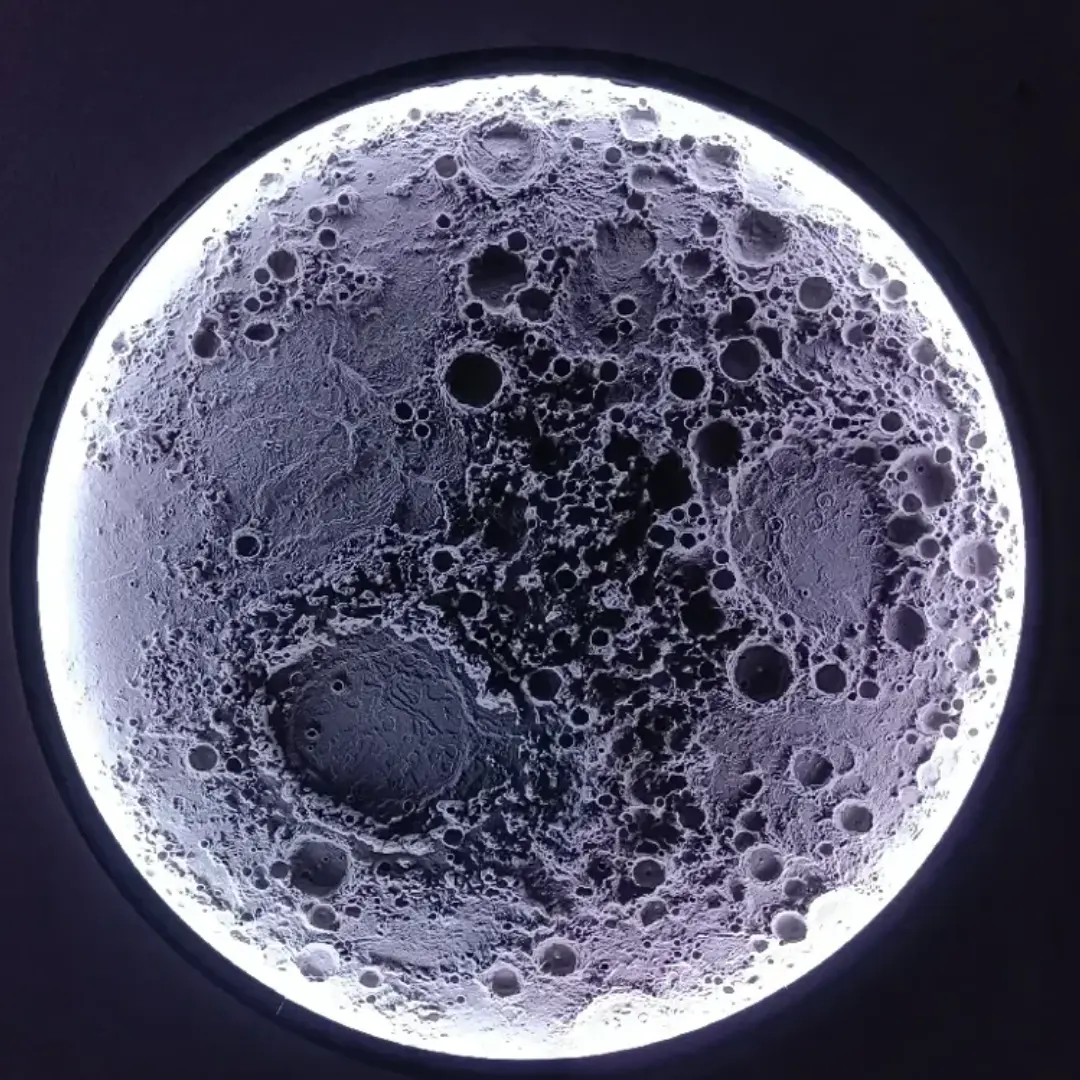 Lámpara luna hiperrealista